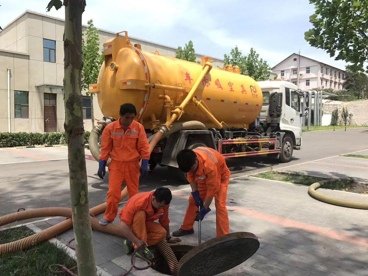 河间管道疏通车停在窨井附近