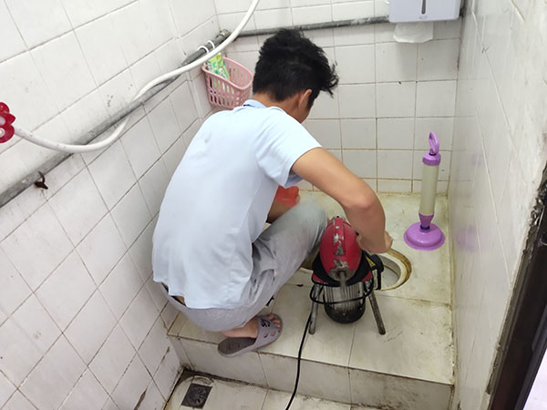 河间管道堵塞冒臭气 专业师傅现场解决问题