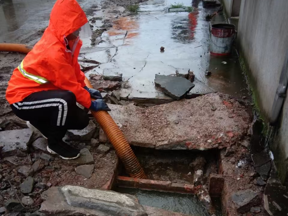 河间专业清理污水池 炜誉市政以规范流程守护城市 “肠道”