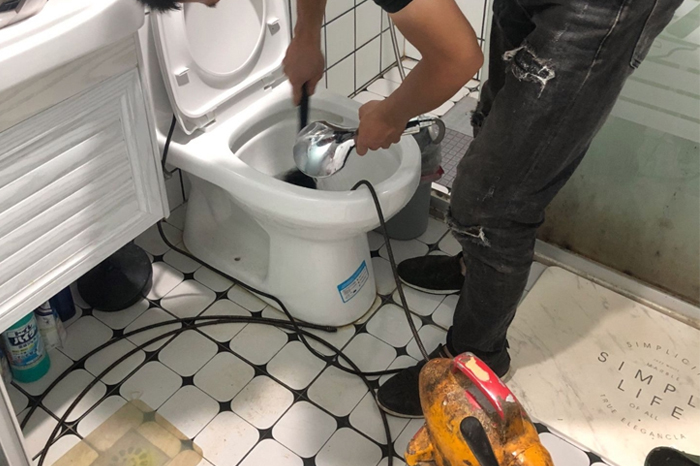 河间马桶堵塞自己疏通还是找师傅？专业上门服务让你省时更省心